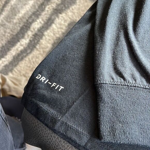 Nike dri-fit mens large long sleeved shirt, nice logo on front. - Picture 3 of 7